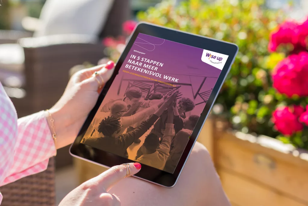 Vrouw bekijkt de titelpagina van het whitepaper op een iPad